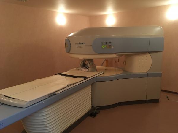 オープン型MRI撮影装置