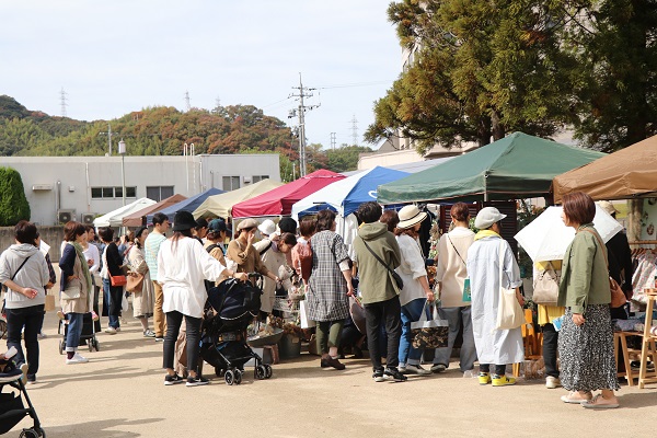 お店を見るお客さん
