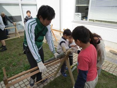 ディジュリドゥつくりの様子