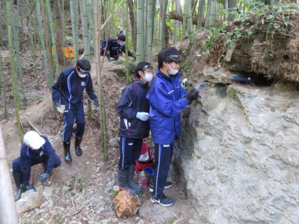 岩肌をはつる