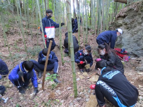 小さく小割して化石を探す