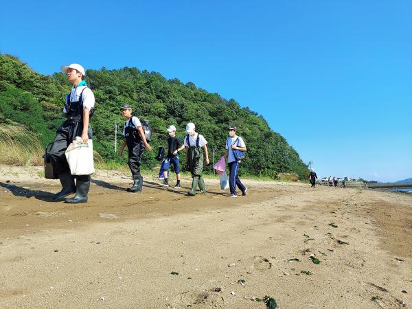 カブトガニ調査へ向かう笠岡高校サイエンス部