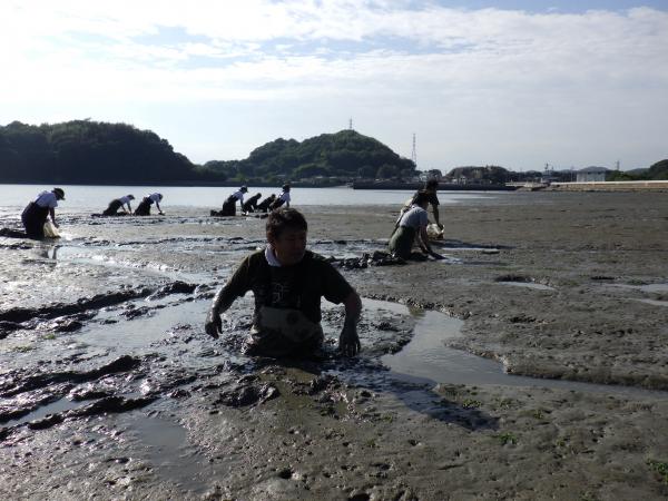 腰まで埋まった様子