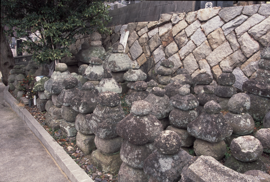 真鍋島の五輪石塔群