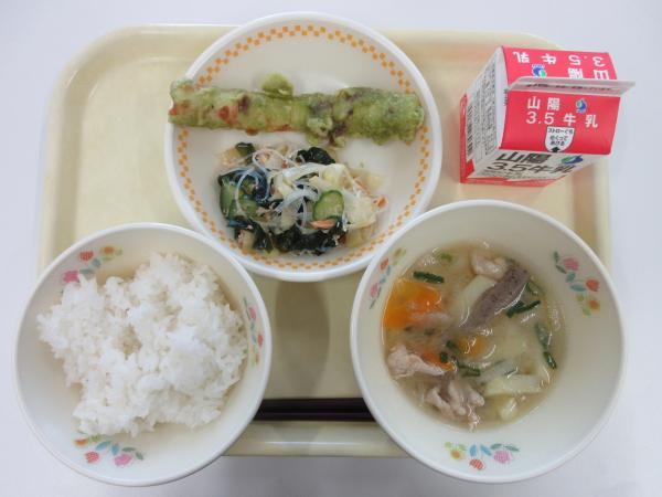 《八十八夜献立》ごはん 牛乳 ちくわの新茶揚げ 春雨の酢の物 豚汁