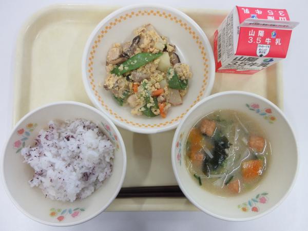 しそごはん 牛乳 えんどうと野菜の卵とじ 厚揚げのみそ汁