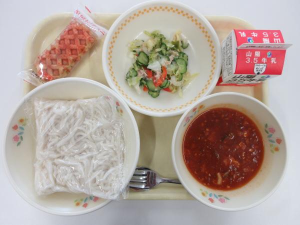 ソフトめんのミートソースかけ 牛乳 フレンチサラダ チーズワッフル