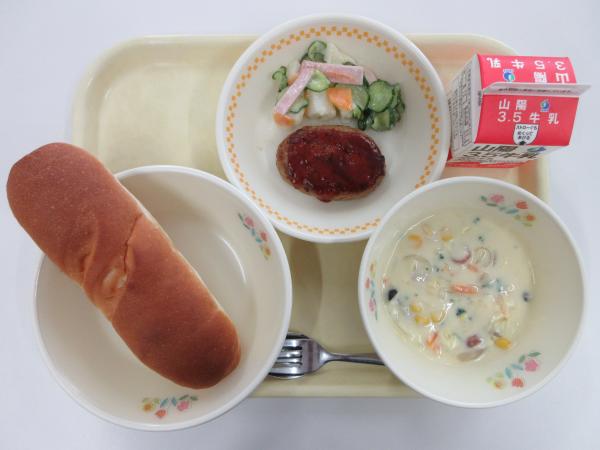 バターパン 牛乳 ハンバーグのケチャップソースかけ ポテトサラダ コーンポタージュ