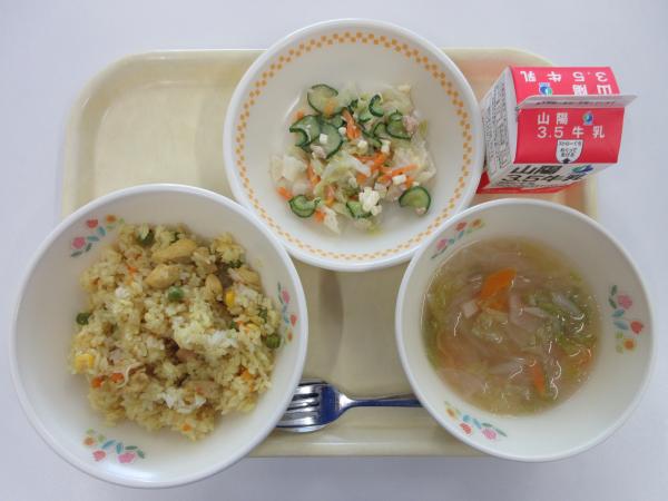 カレーピラフ 牛乳 ツナとチーズのサラダ オニオンスープ