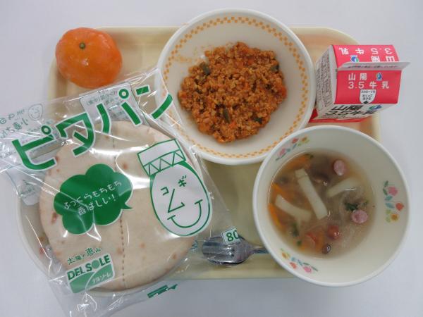 ピタパンのミートサンド 牛乳 ウインナーとポテトのスープ 冷凍みかん