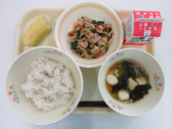豚キムチ丼　牛乳　はんぺんのすまし汁　バナナ