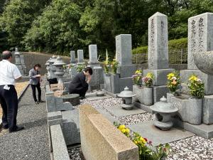01奨学金育英会墓参