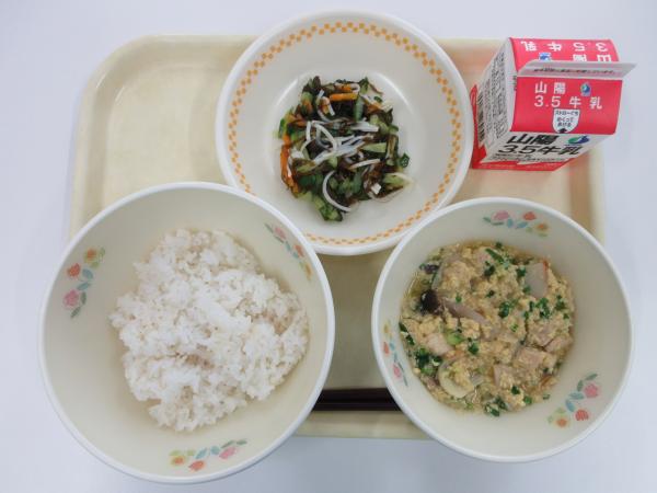 親子丼 牛乳 もずくの酢の物
