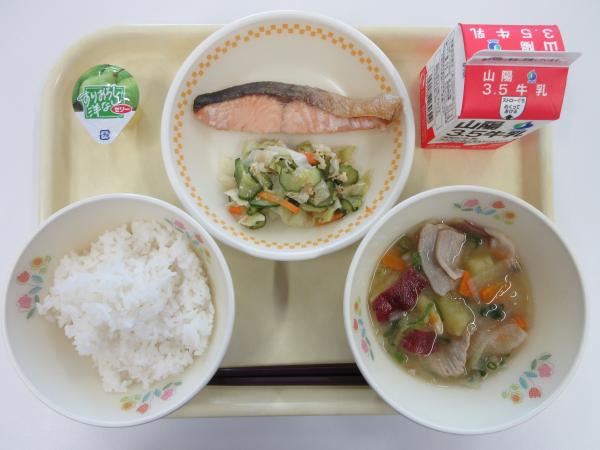 ごはん 牛乳 鮭の塩焼き きゅうりの酢のもの 豚汁 一口洋梨ゼリー