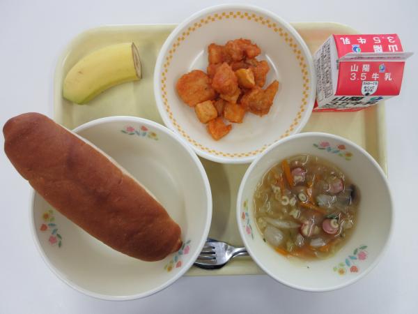 黒糖パン 牛乳 若鶏肉とじゃがいものオーロラがらめ コンソメスープ バナナ