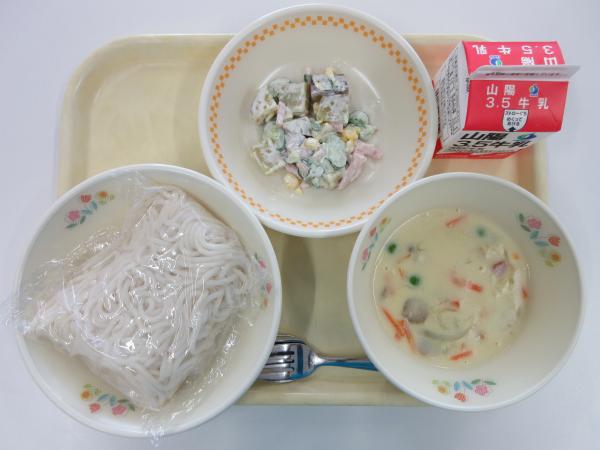 ソフトめんのクリームソースかけ 牛乳 さつまいもサラダ