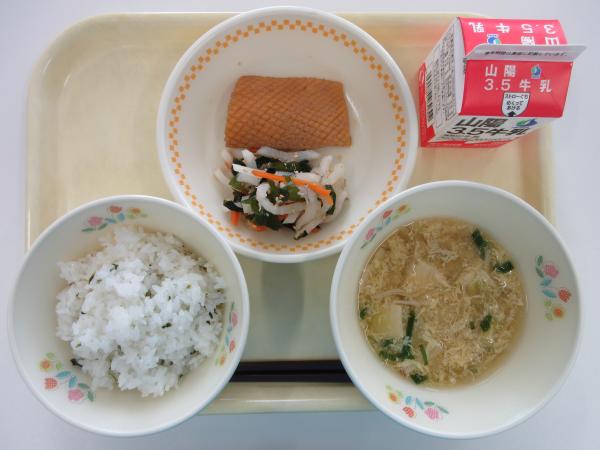 菜めし 牛乳 いかの煮つけ 酢の物 かきたま汁