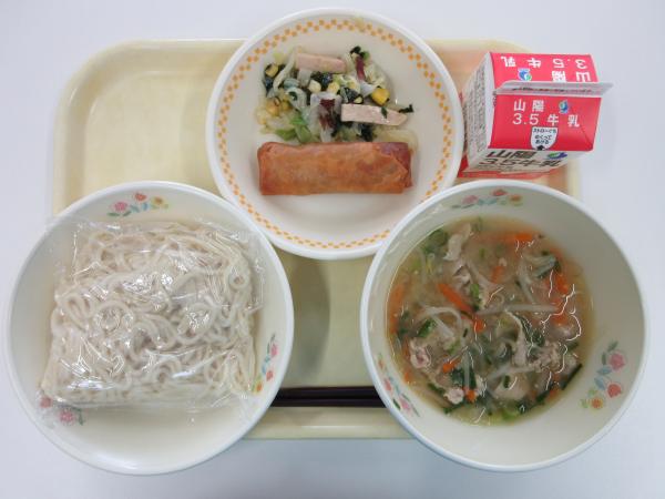 みそラーメン 牛乳 春巻き 海藻サラダ