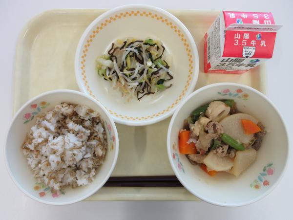 ごまじゃこごはん 牛乳 豚肉とだいこんの煮物 塩昆布あえ