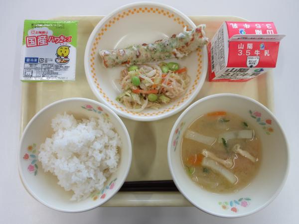 ごはん 牛乳　ちくわの天ぷら　ごまあえ　じゃがいものみそ汁　納豆