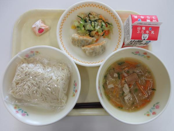 みそラーメン　牛乳　焼きぎょうざ　ナムル　きなこきびだんご