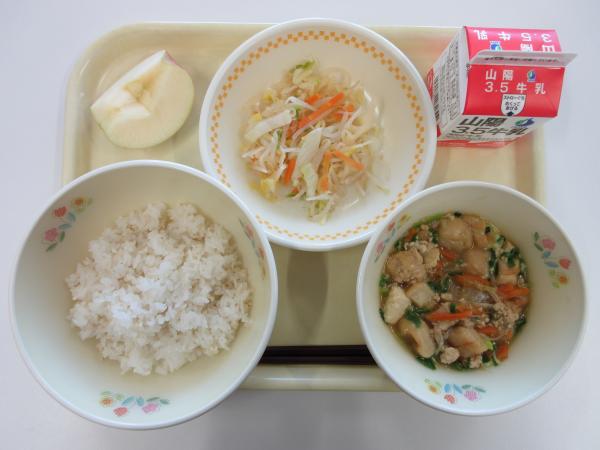 ふわふわ丼　牛乳　たくあんあえ　りんご