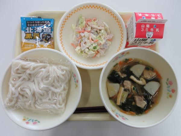 五目うどん 牛乳 れんこんとちくわのマヨネーズあえ かみかみ黒豆