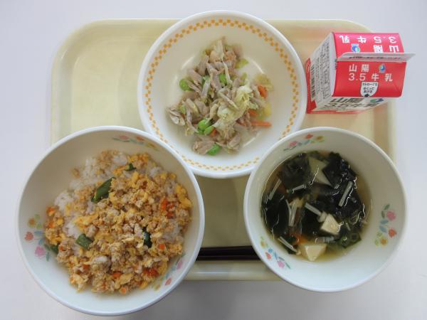 そぼろ丼 牛乳 ごまだれあえ えのきたけのすまし汁