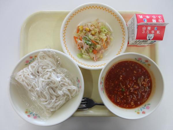 ソフトめんのミートソースかけ 牛乳 キャベツのサラダ