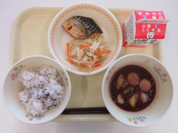 《 鏡開き献立 》 しそごはん 牛乳 さばの塩焼き たくあんあえ ぜんざい