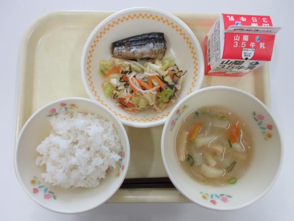 ごはん 牛乳 いわしの生姜煮 塩昆布あえ じゃがいものみそ汁