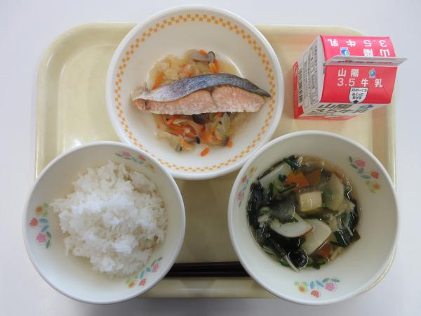 ごはん 牛乳 さけのちゃんちゃん焼き かまぼこのすまし汁