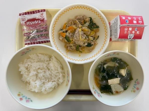 豚キムチ丼 牛乳 豆腐スープ 小魚