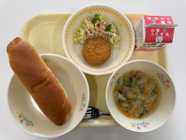 バターパン 牛乳 ミンチカツ コールスローサラダ はくさいのスープ