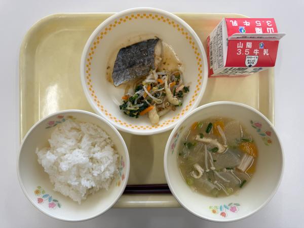 ごはん 牛乳 さわらの梅じょうゆかけ おかかあえ えのきたけのみそ汁