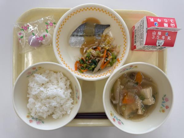 ごはん 牛乳 さわらの西京焼き おかかあえ けんちん汁 紅白大福