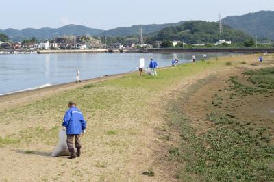 海岸清掃中