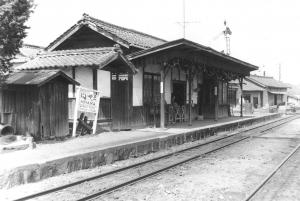 新山駅の様子