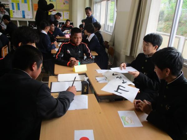 (2)笠岡西中学校訪問（英語授業体験，給食交流，掃除教育説明）