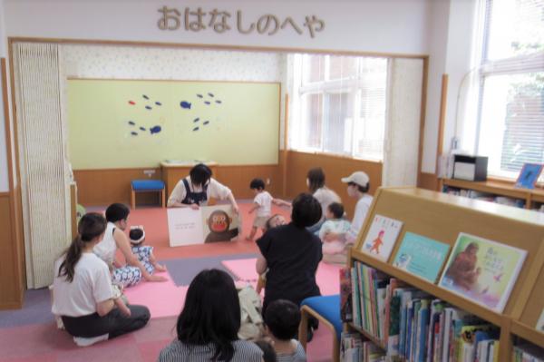 あかちゃんといっしょのおはなしかいの様子